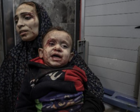 Israel struck a hospital where civilians were sheltering: 500 people killed, many civilians in the rubble