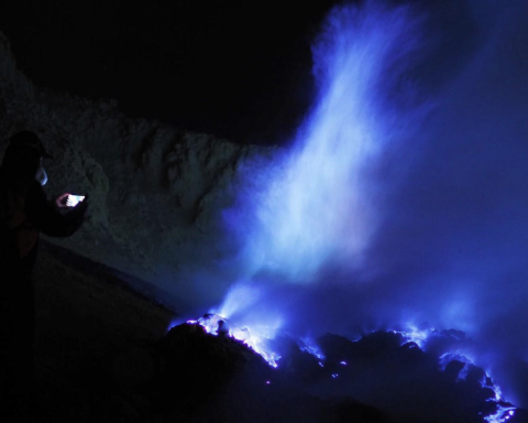 Tourist who wanted to take a photo fell into the crater