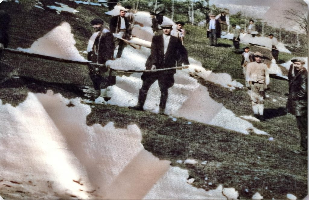 Ordu Ünye civarındaki geçmiş yıllarda kar kuyularına kar dolduran işçiler (foto: M Ufuk Mistepe arşivi)