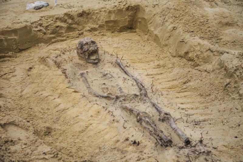 Polonya'da bulunan mezarlıkta iskeletlerin ağızlarında sikkeler bulunuyor 1