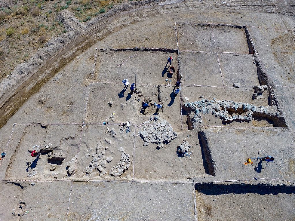 Van'da Çavuştepe Kalesi'nde, 3 yıl önce ortaya çıkarılan 2 bi̇n 750 yıllık nekropolde, Urartular