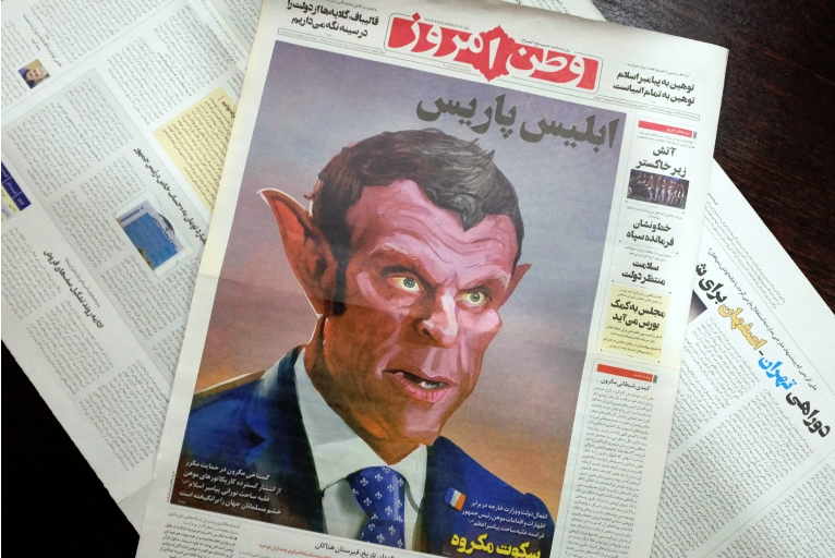 Vatan-e-Emrooz'un 27 Ekim 2020 tarihli ön sayfası Macron'u şeytan olarak gösteriyor