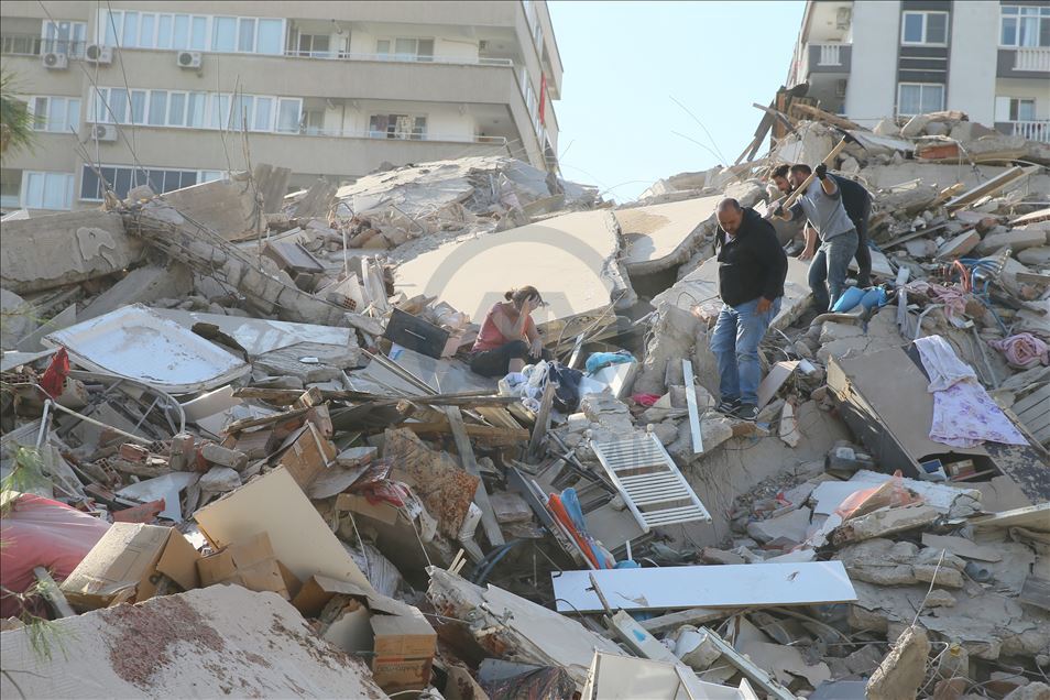 İzmir'de 6,6 büyüklüğünde deprem İlk belirlemelere göre 6 Bina yıkıldı 1