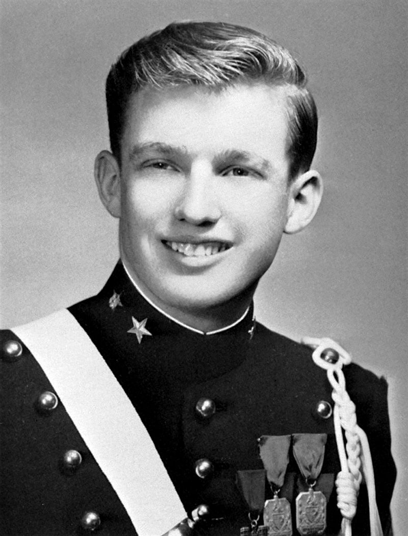 New York Askeri Akademisi'nin 1964 yıllığında resmi, askeri okul üniforması giyen 18 yaşındaki Donald Trump
