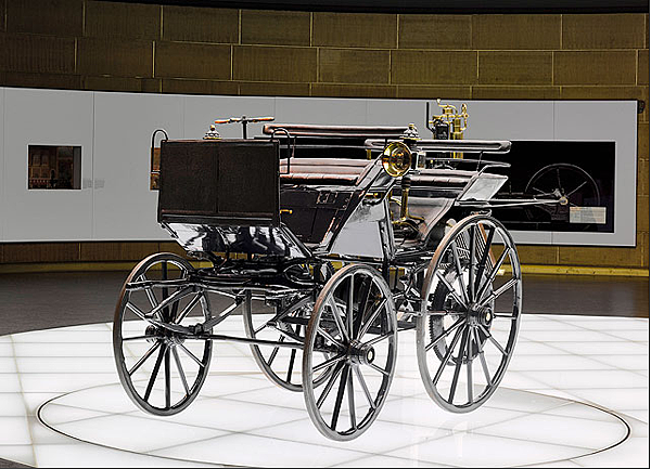 Dört tekerlekli ilk araç, Daimler ve Maybach tarafından oluşturulan bir posta arabasıyd