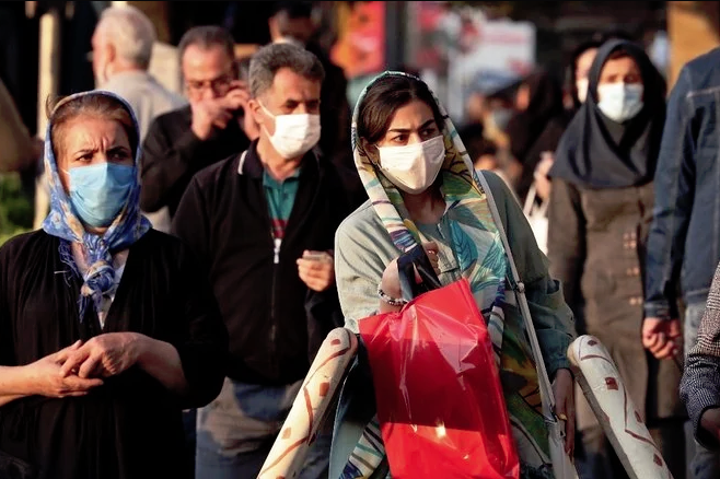İranlılar, 19 Ekim'de Tahran'da COVID-19 koronavirüs salgını önlemi olarak yüz maskesi takıyor