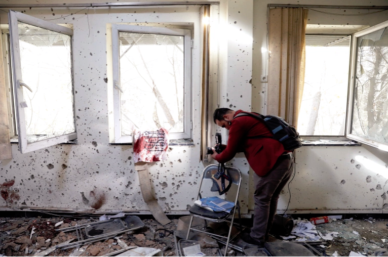 Kabil'deki üniversite saldırısından sonra bir Afgan gazeteci sınıfta film çekiyor [Mohammad Ismail / Reuters]