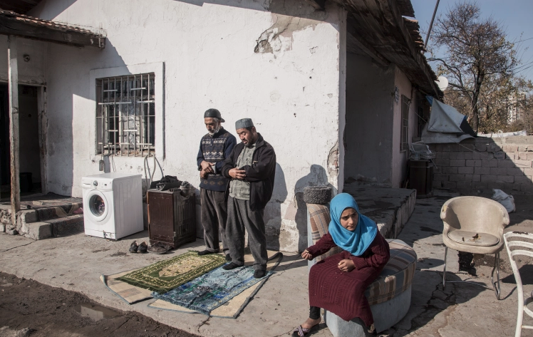 Taufeeq, Uygur komşusu Abdul Rahim ile birlikte. Erkekler, gün için ev işlerini bitirdikten sonra birlikte çay içmek için öğleden sonra sık sık birbirlerini ziyaret ederler