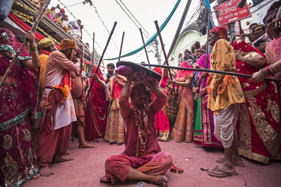 Hindistan Holi festivalini kutluyor, COVID kısıtlamalarını görmezden geliyor