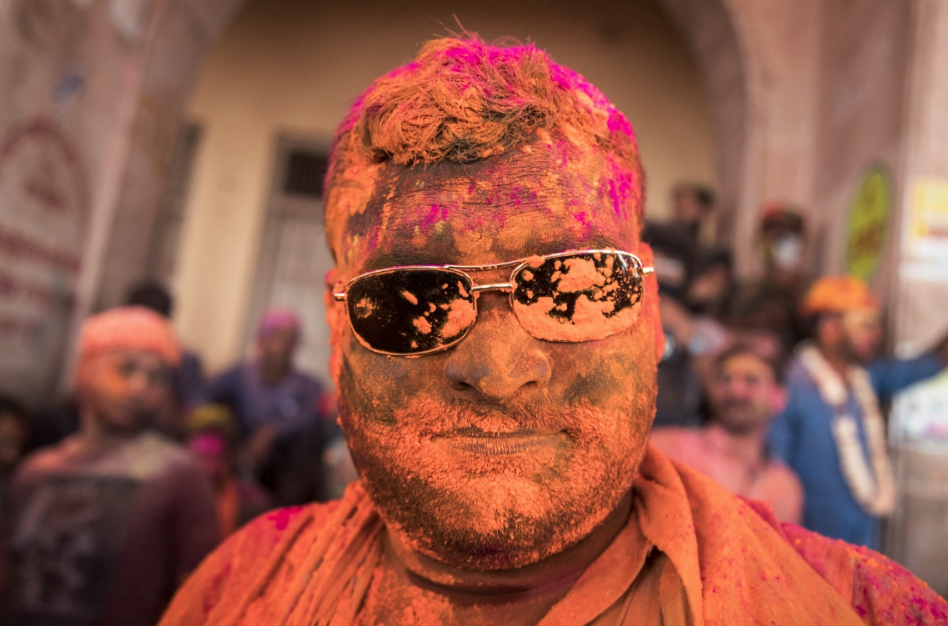 Hindistan Holi festivalini kutluyor, COVID kısıtlamalarını görmezden geliyor 1