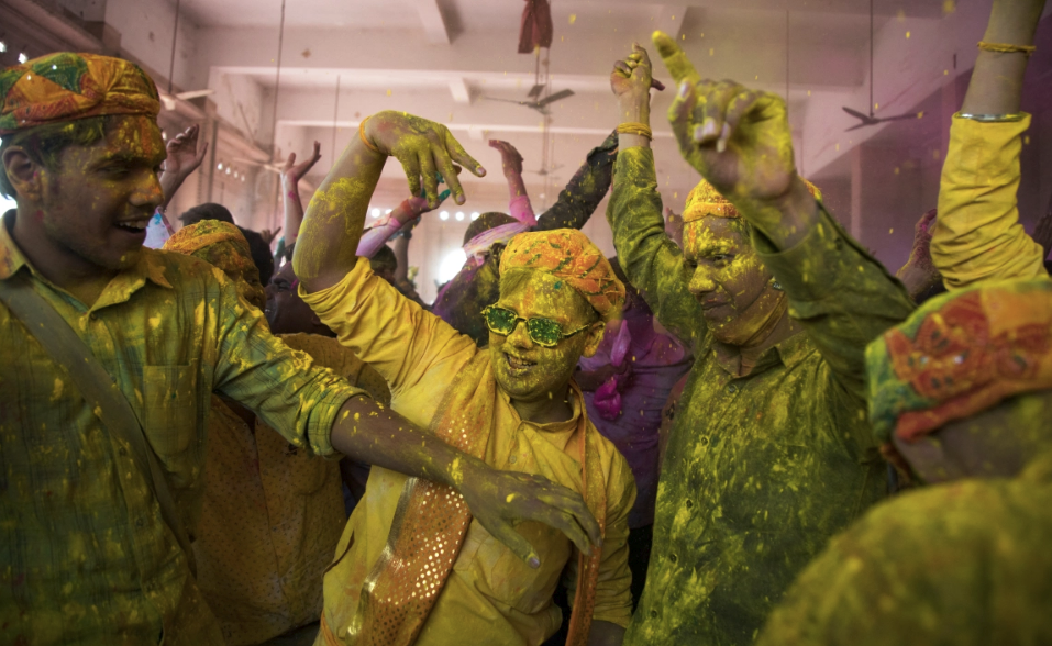 Hindistan Holi festivalini kutluyor, COVID kısıtlamalarını görmezden geliyor 2