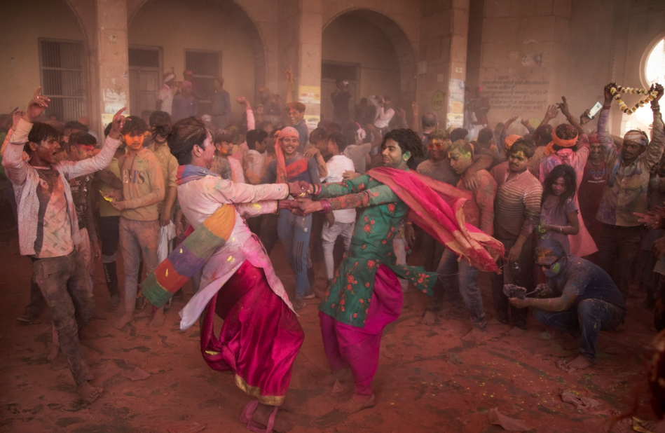 Hindistan Holi festivalini kutluyor, COVID kısıtlamalarını görmezden geliyor 3