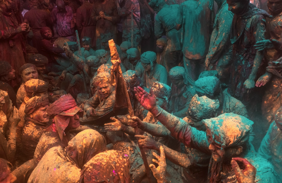 Hindistan Holi festivalini kutluyor, COVID kısıtlamalarını görmezden geliyor 5