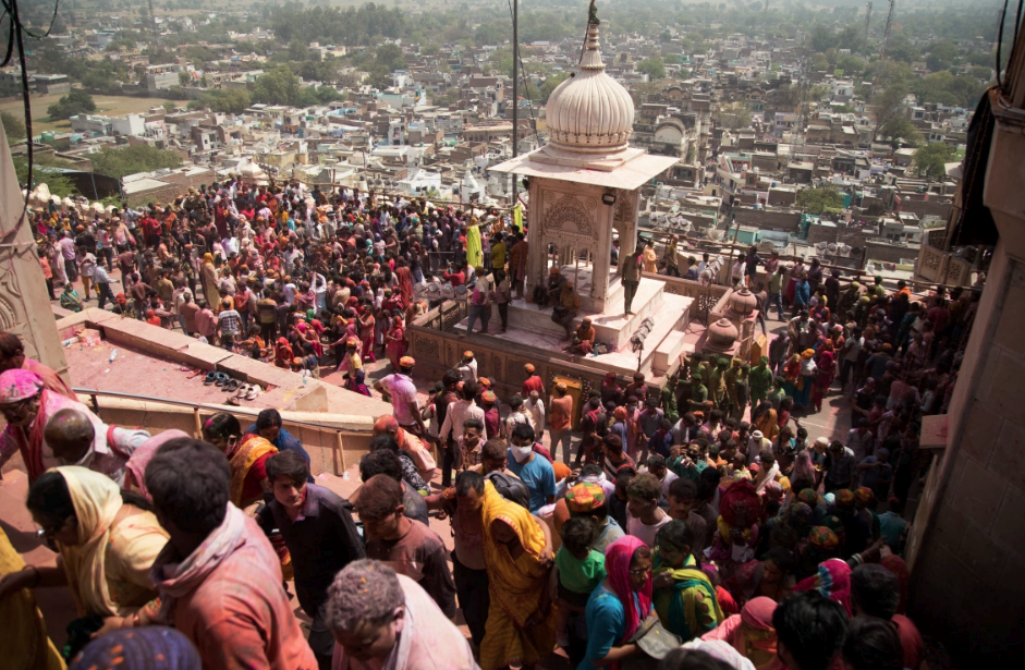 Hindistan Holi festivalini kutluyor, COVID kısıtlamalarını görmezden geliyor 7