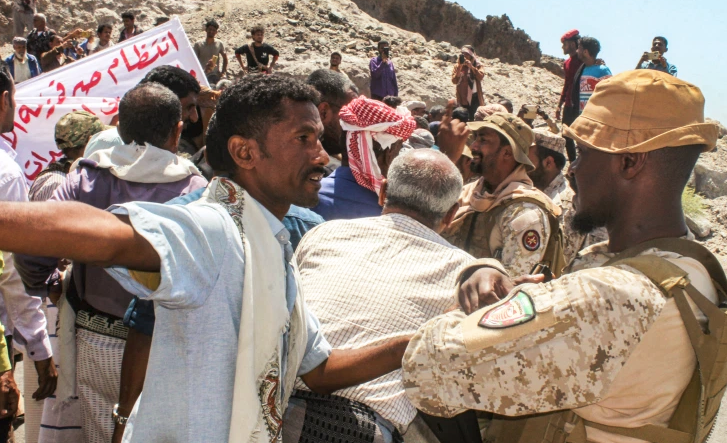 Protestocular, Yemen Aden’deki başkanlık sarayına saldırdı