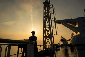 Süveyş Kanalı'nın uzun süreli tıkanma korkusu petrol fiyatlarını yukarı çekiyor
