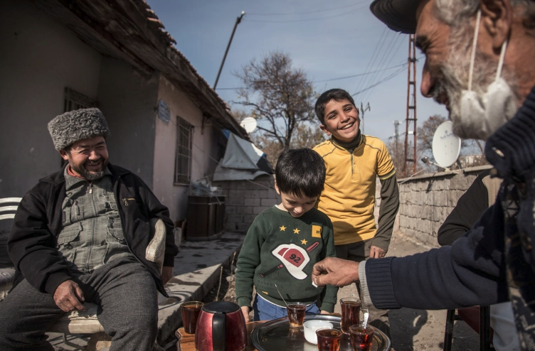 Uygur ve Suriyeli mülteciler Türkiye'de birlikte yuva kuruyor