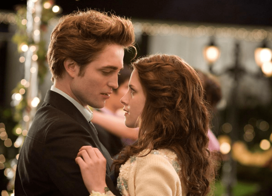Twilight: The director worried that Pattinson and Stewart's first kiss was "illegal"