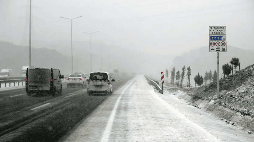 İstanbul Valisi Yerlikaya'dan kar uyarısı: Dışarıdaysak evlerimize dönelim