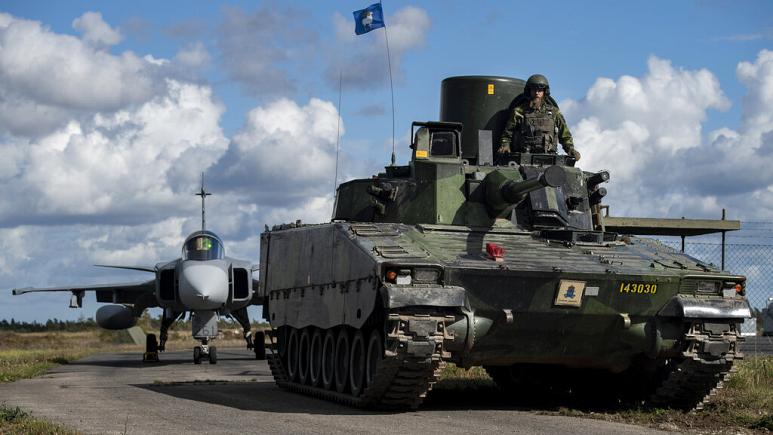 What did the Kremlin and the western bloc say to Finland's latest NATO step?