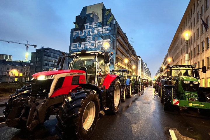 Protesting farmers fill Brussels with tractors