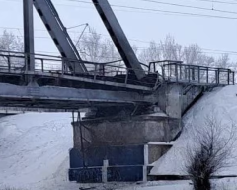 Explosion on a railway bridge over the Volga river in Russia