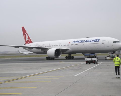 Turkish Airlines plane returns to airport after cracked cockpit window